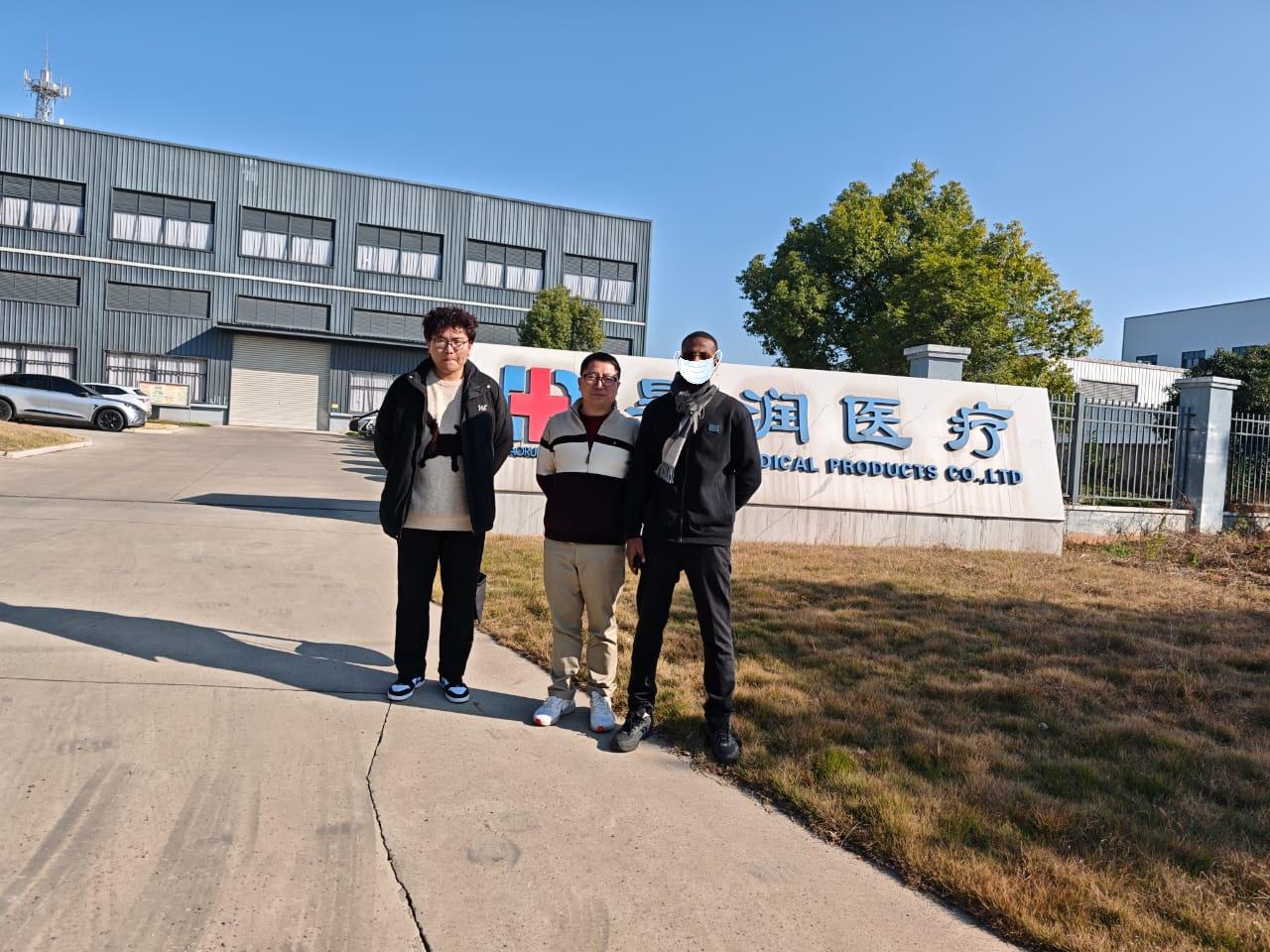 Африкалық клиент 2025 жылғы 15 желтоқсанда біздің зауытқа барады: терең ынтымақтастық әлеуетін арттыру